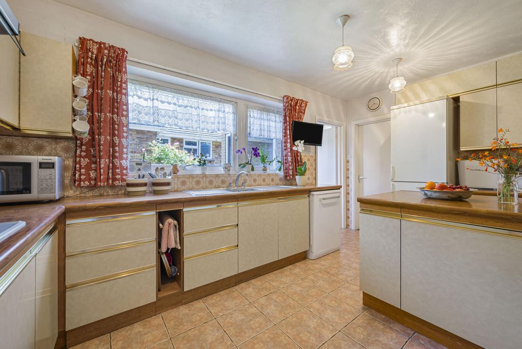 Property photo 2 of 23 Kitchen