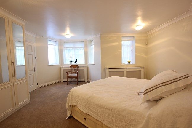 Property photo 2 of 19 10 Bishops Court Bed