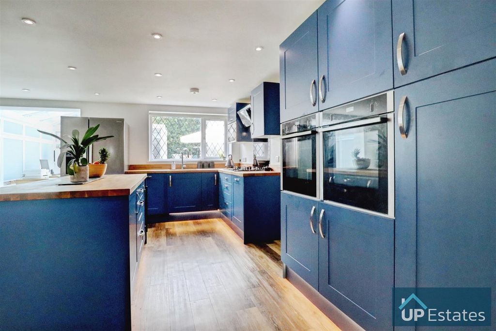 Property photo 2 of 31 Kitchen