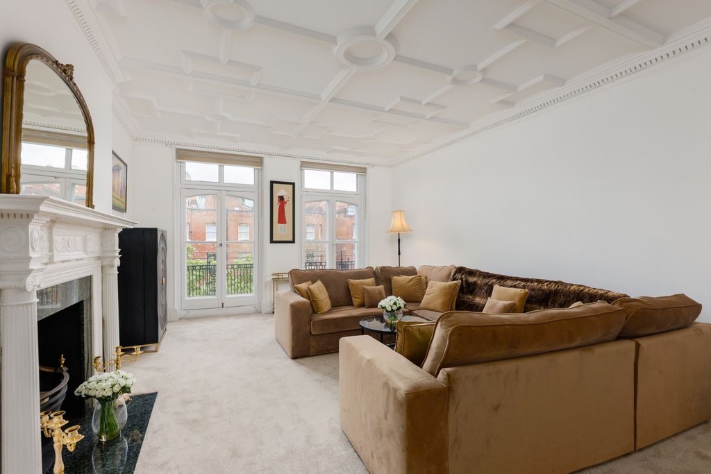 Property photo 1 of 11 Ashley Gardens 110 Reception