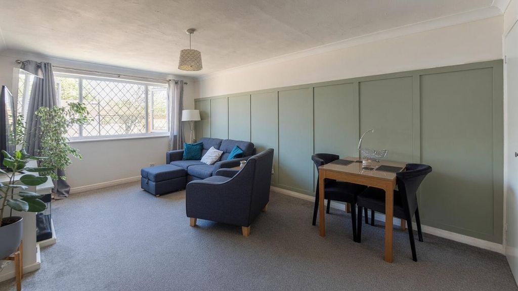 Property photo 3 of 10 Lounge