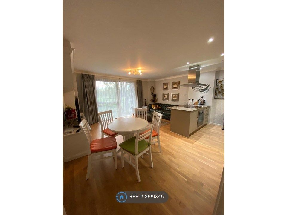 Property photo 3 of 6 Living Room+Kitchen