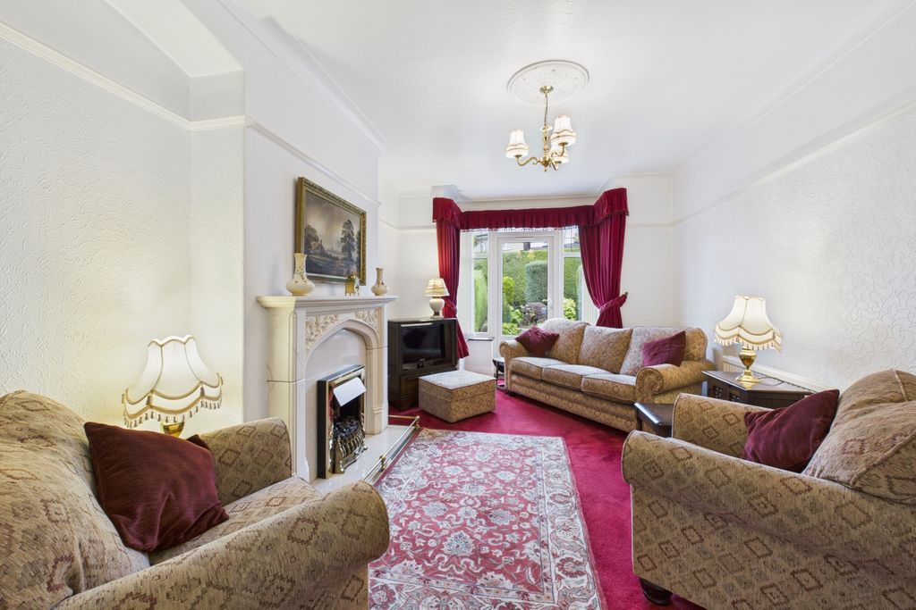 Property photo 2 of 31 Lounge