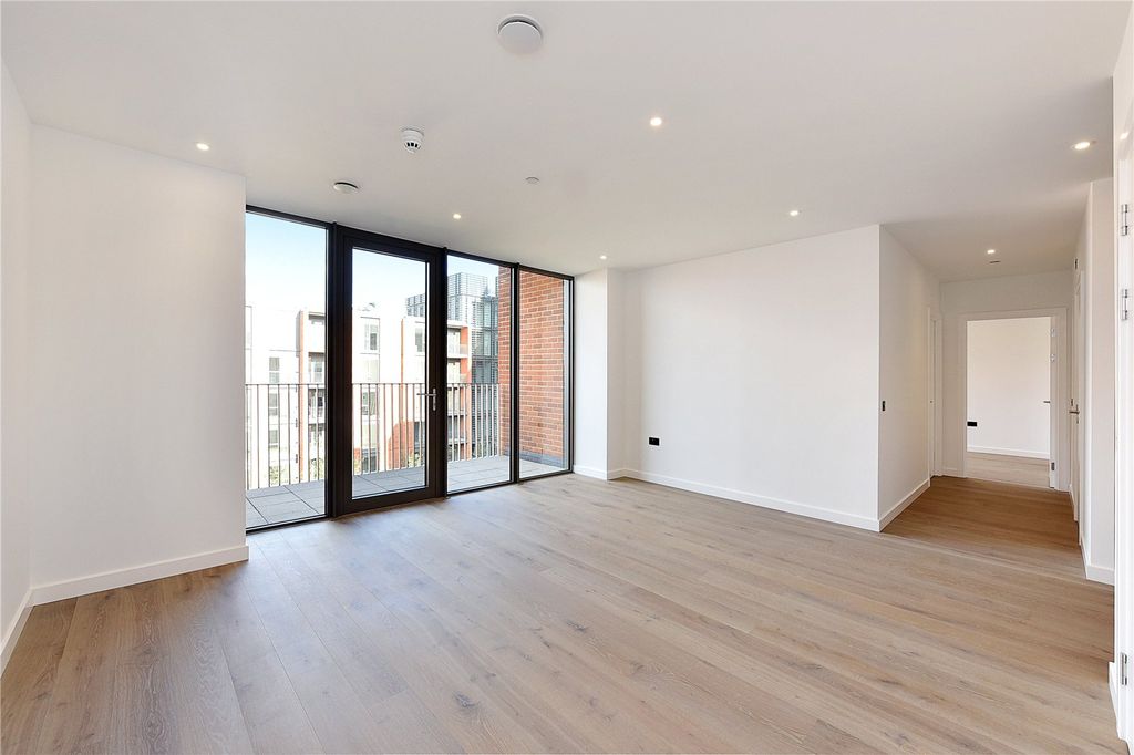 Property photo 1 of 19 Reception/Kitchen