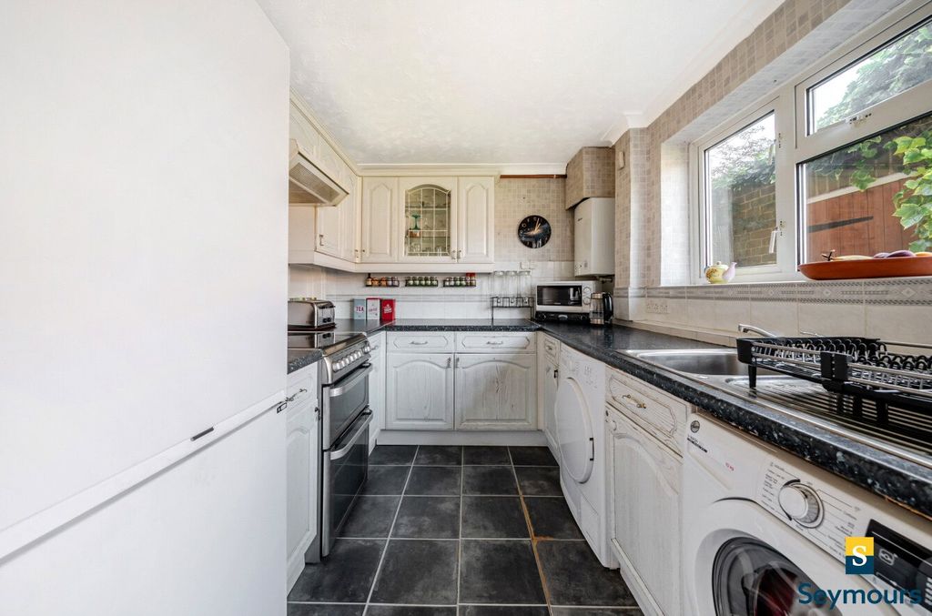 Property photo 3 of 17 Kitchen