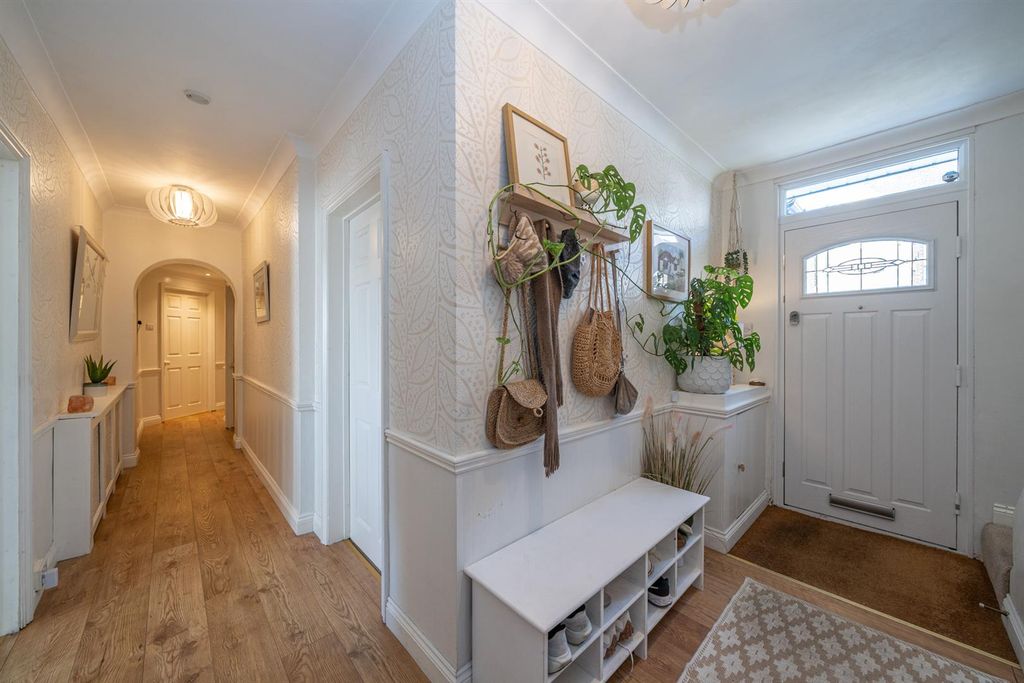 Property photo 2 of 30 3-Cemmaes-Court-Road-08898.Jpg