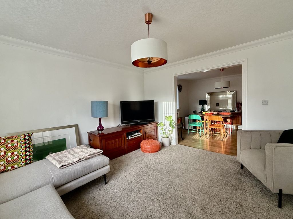 Property photo 3 of 16 Lounge