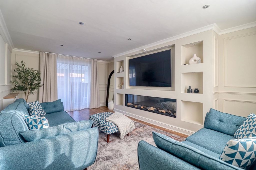 Property photo 3 of 25 Lounge