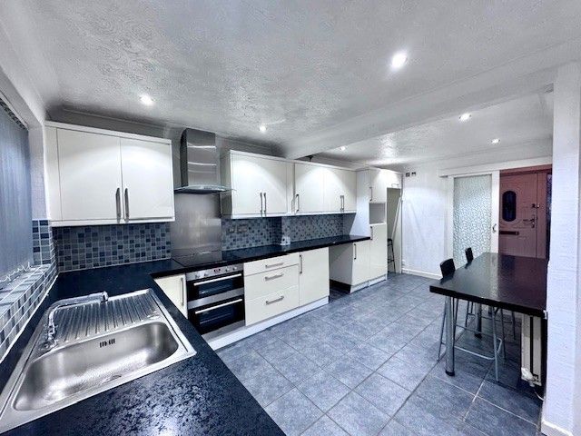 Property photo 3 of 14 Kitchen