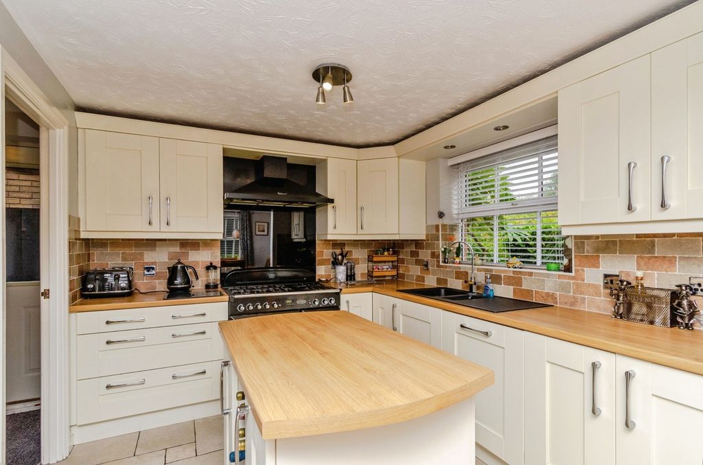 Property photo 2 of 17 Photo