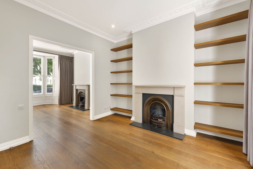 Property photo 1 of 12 Oakley Gardens