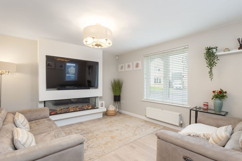 Property photo 2 of 47 Lounge