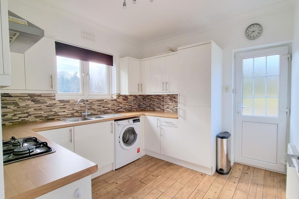 Property photo 3 of 10 Kitchen