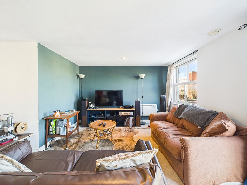 Property photo 2 of 17 Picture No. 11