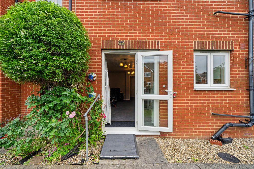 Property photo 1 of 12 Front (Exterior)