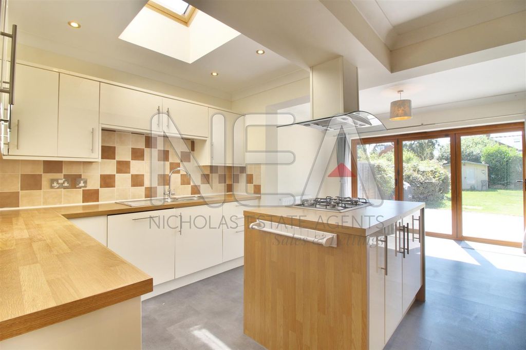 Property photo 3 of 19 Kitchen