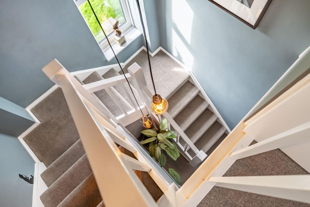 Property photo 3 of 24 Landing