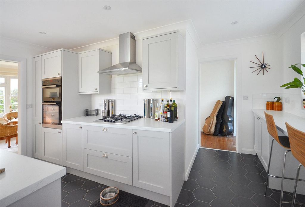 Property photo 3 of 11 Kitchen