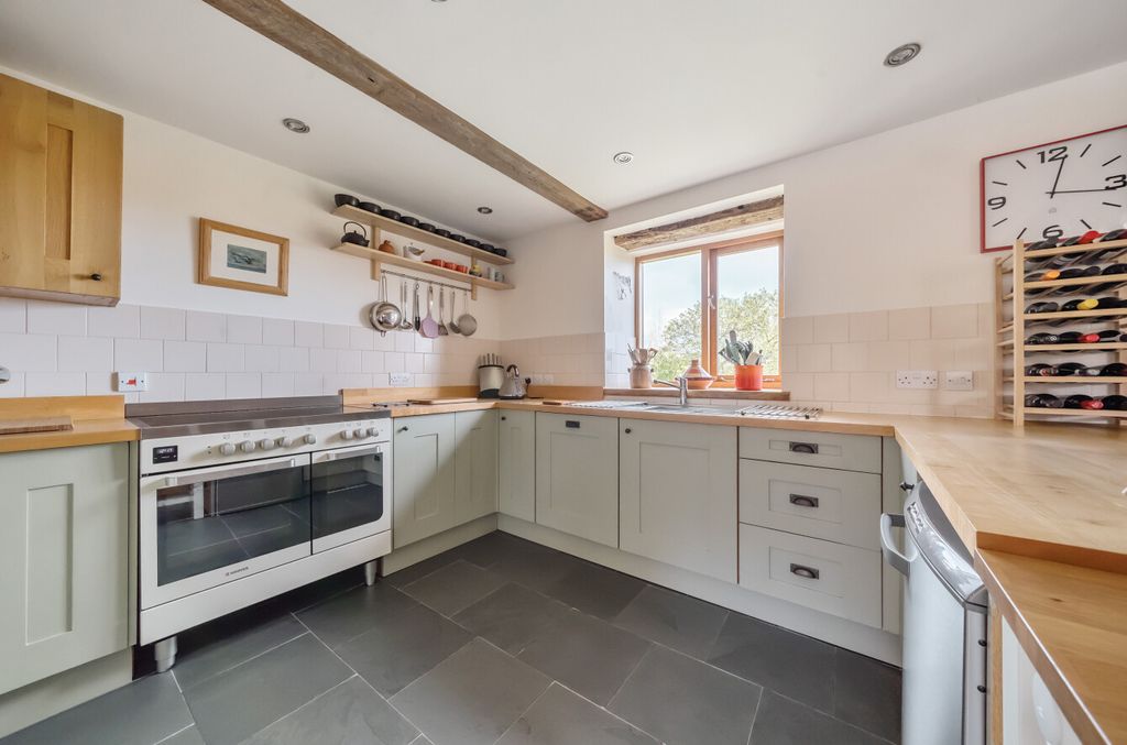 Property photo 2 of 19 Kitchen