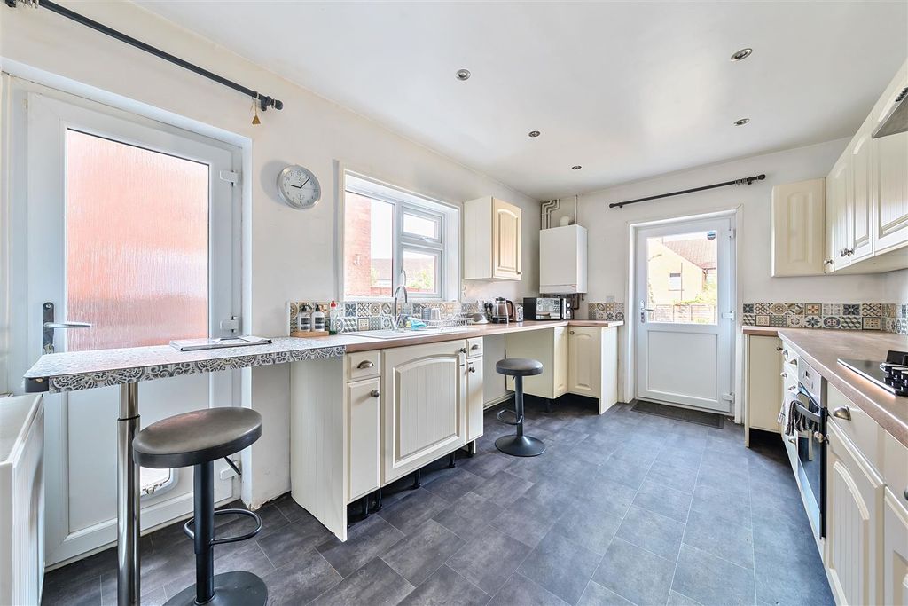 Property photo 3 of 14 1335841-16-6893142De9B7B.Jpg
