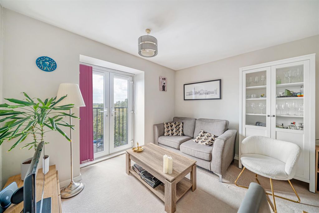 Property photo 2 of 12 Green Lane  Sm4