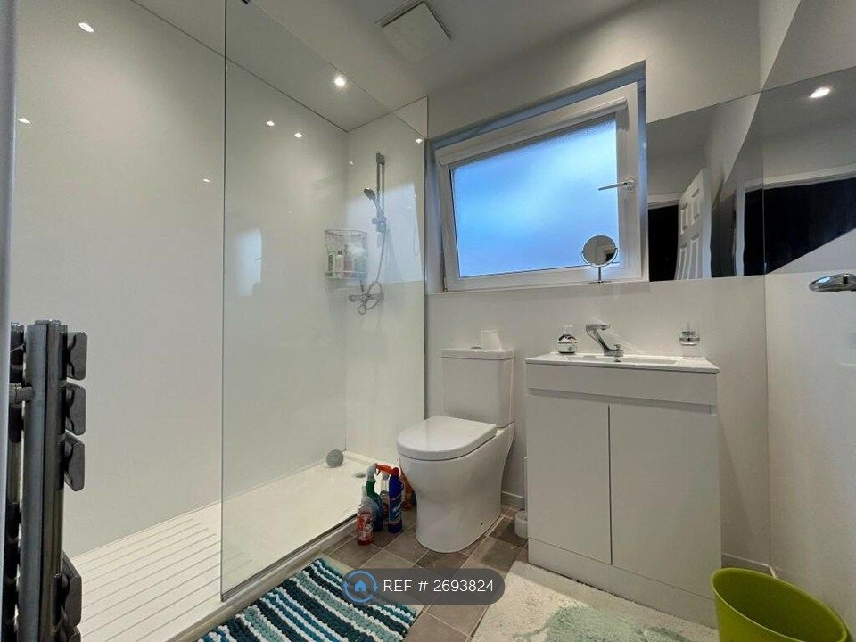 Property photo 2 of 6 Bathroom