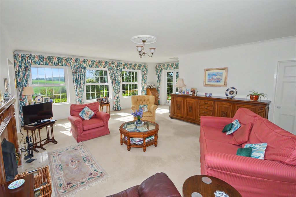 Property photo 3 of 19 Sitting Room