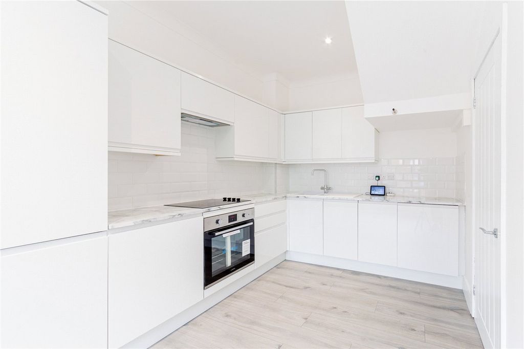Property photo 3 of 10 Kitchen