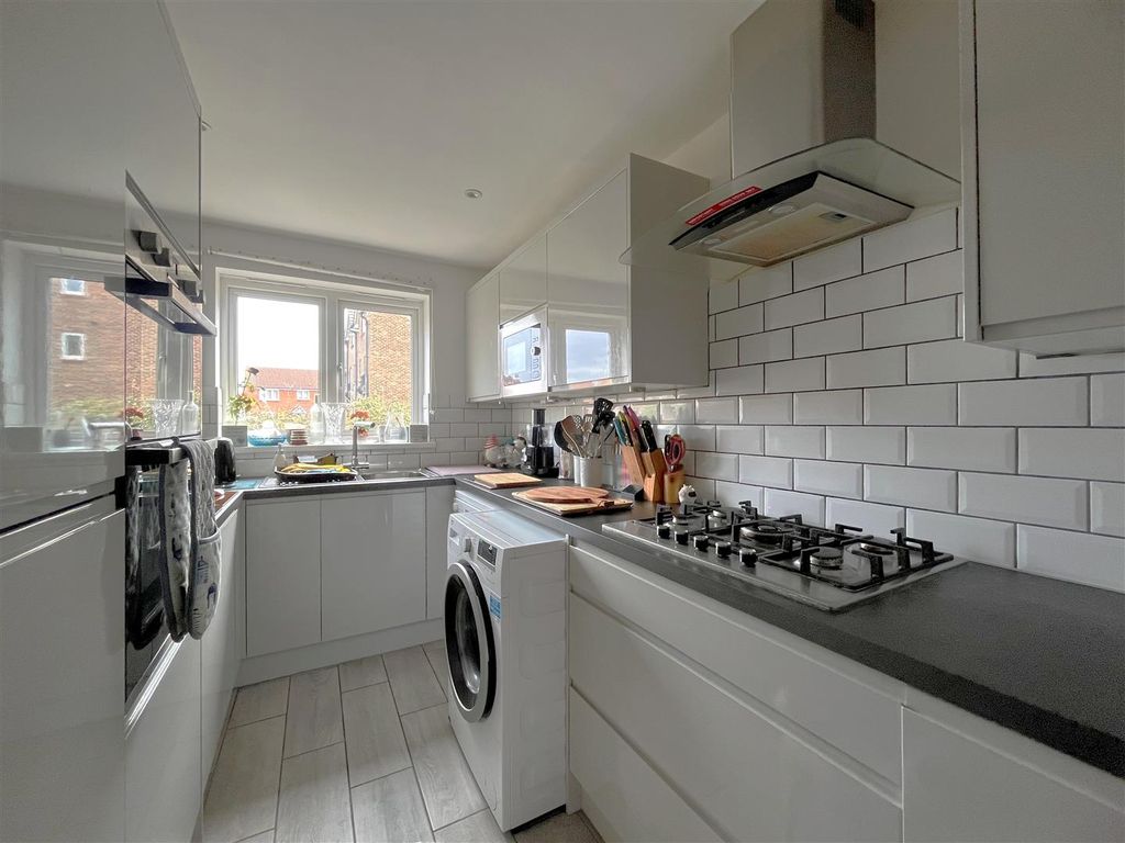 Property photo 3 of 19 Kitchen