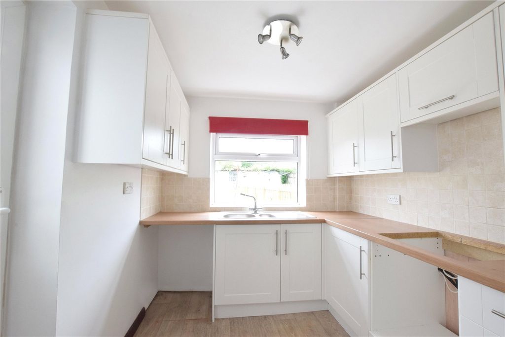 Property photo 3 of 7 Kitchen