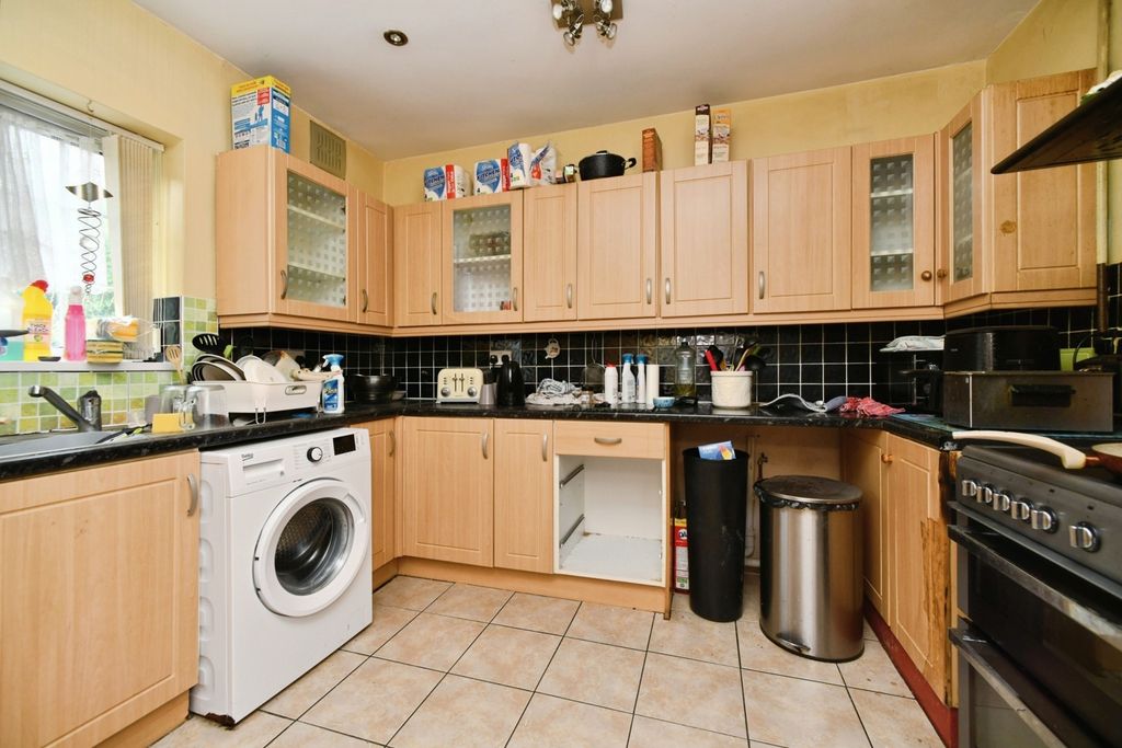 Property photo 3 of 17 Kitchen