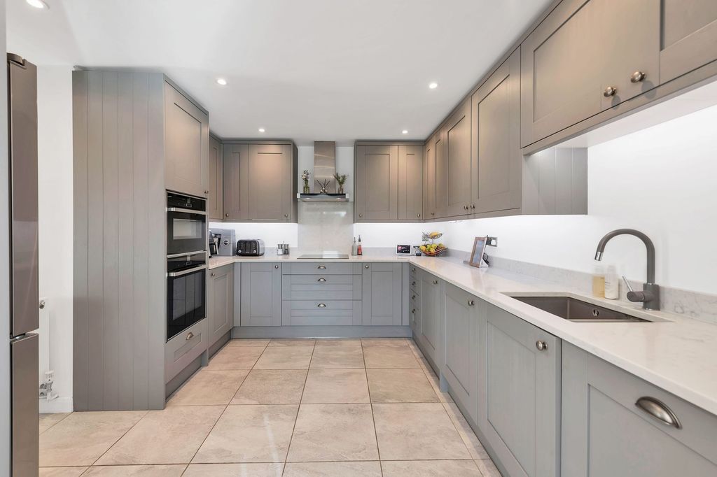 Property photo 2 of 23