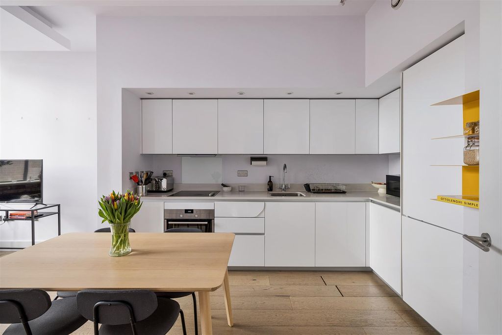 Property photo 3 of 32 Chatham Place, E9