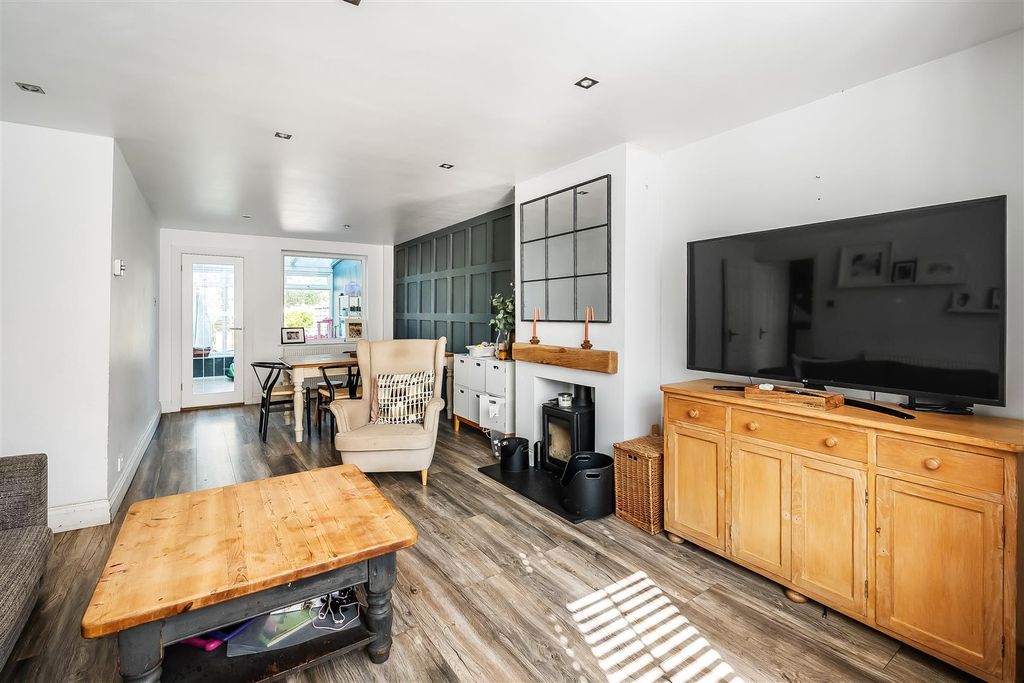 Property photo 2 of 15 23-Lodge-Close-16.Jpg