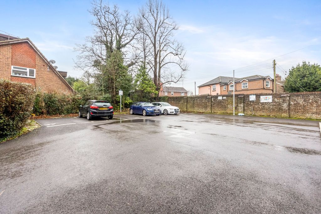 Additional image 17 of 3 bed flat for saleSyresham Gardens, The Priory Syresham Gardens RH16