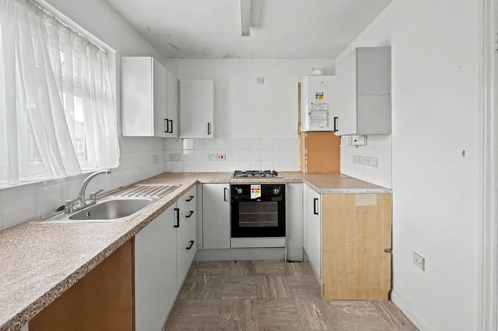 Property photo 3 of 11 First Floor Flat, 11 St Antony’S Road, Forest Gate, London E7 9Qa