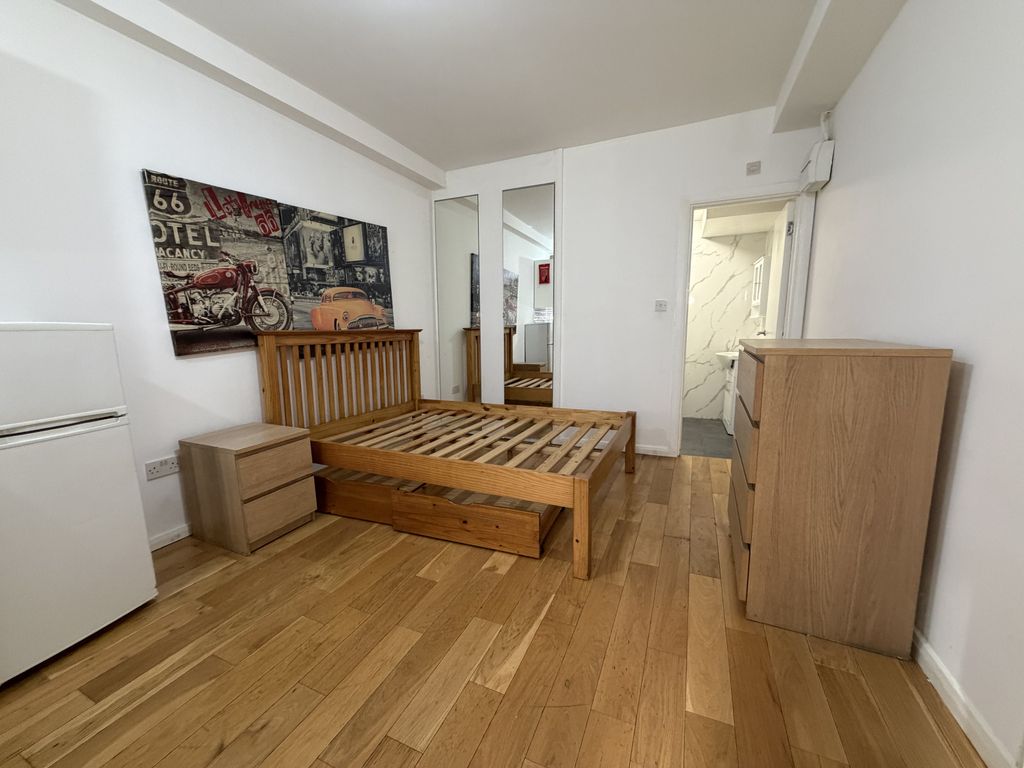 Property photo 1 of 7 Ground-Floor Studio Apartment
