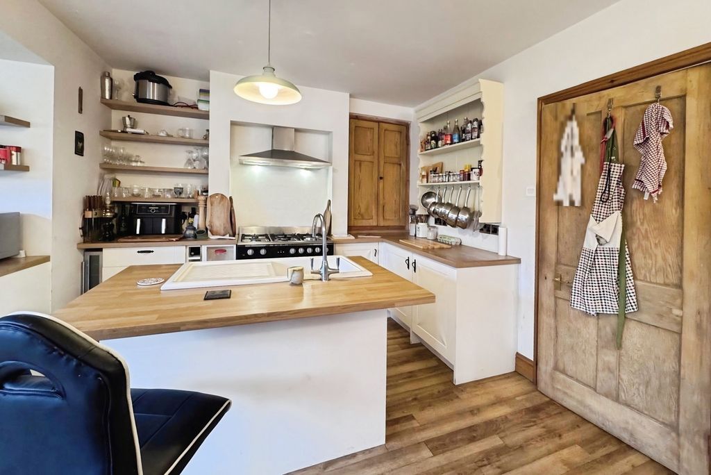 Property photo 2 of 23 Kitchen