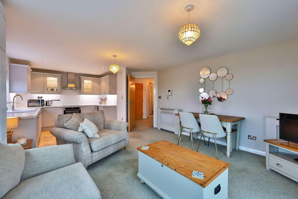 Property photo 2 of 31