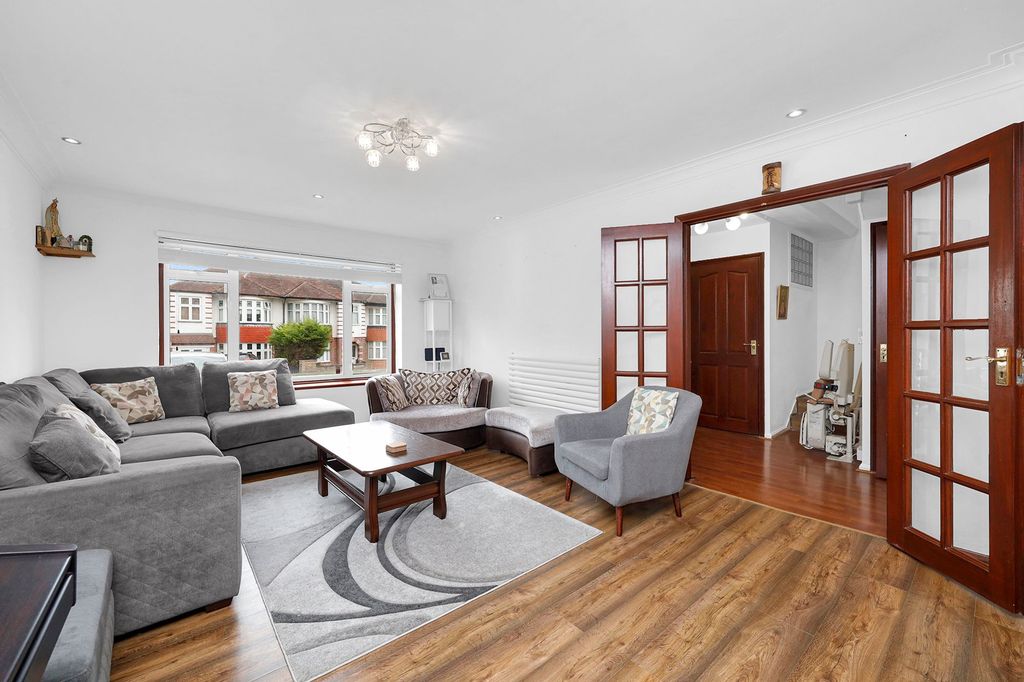 Property photo 3 of 28