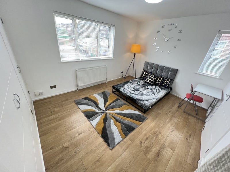 Property photo 1 of 4 Bright And Modern Double Bedroom Featuring A Styli...