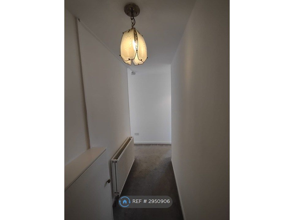 Property photo 3 of 11 Hallway 1