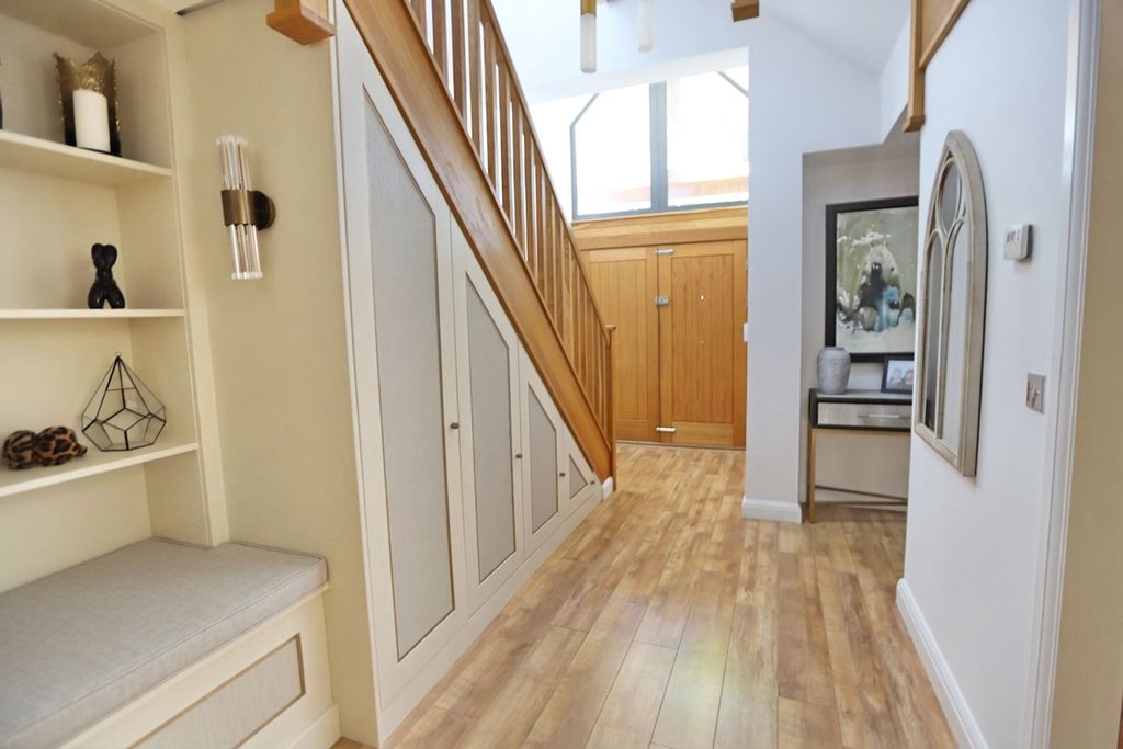 Property photo 2 of 31