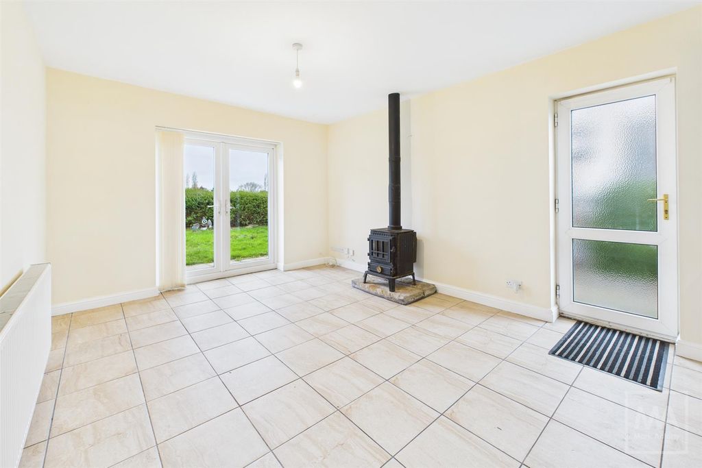 Property photo 3 of 10 Lounge