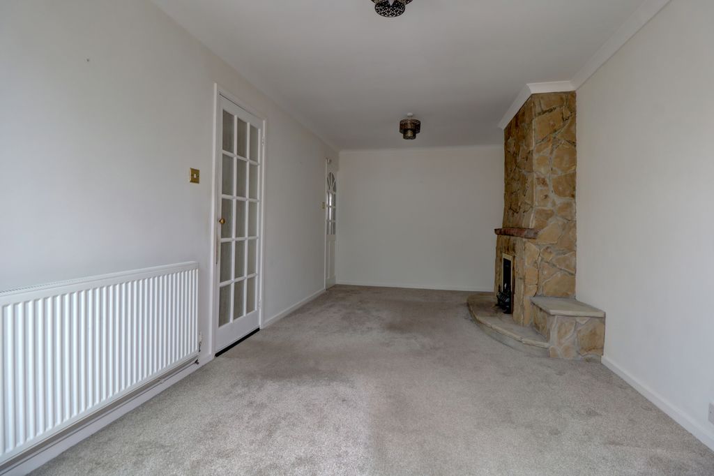 Property photo 3 of 17 Lounge2