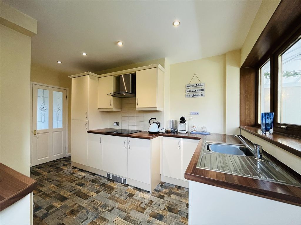 Property photo 3 of 17 Kitchen