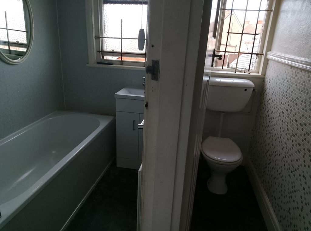 Property photo 3 of 10 Bathroom