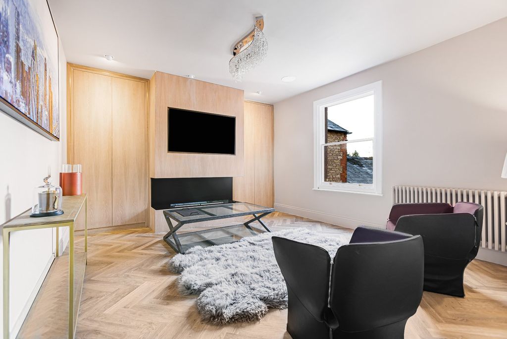 Property photo 2 of 25 Snug/ Bedroom