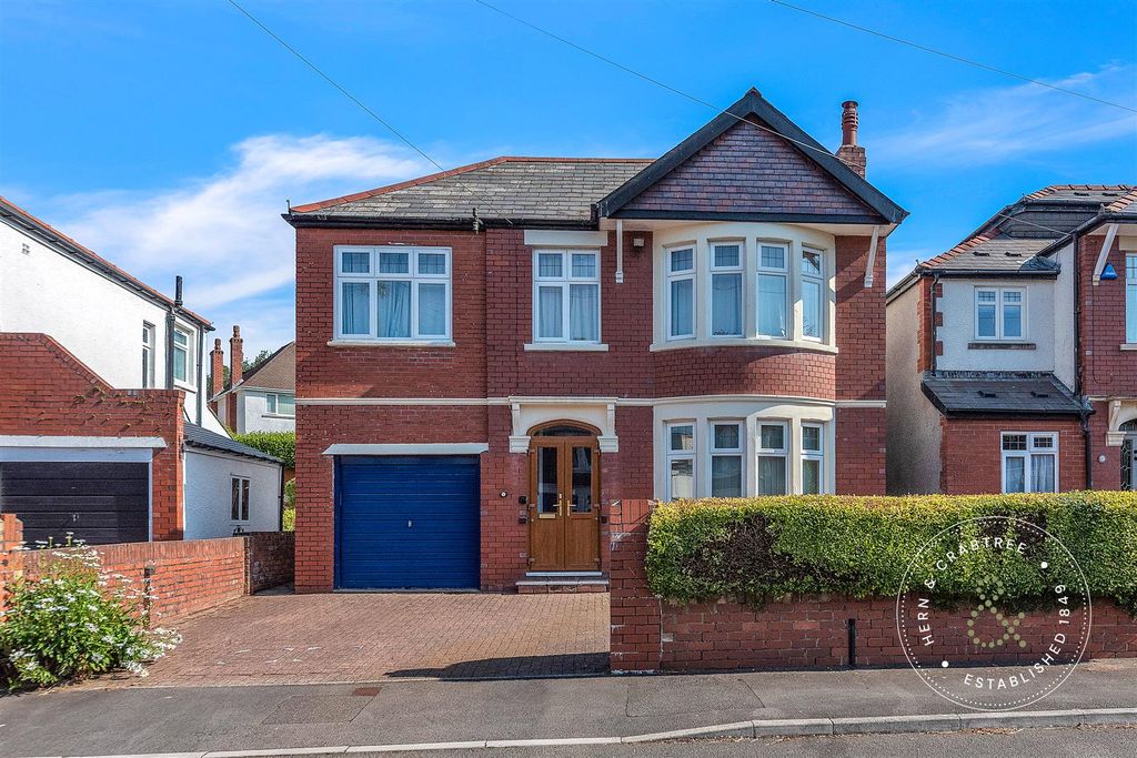 Property photo 1 of 13 Bishops-Avenue-02.Jpg