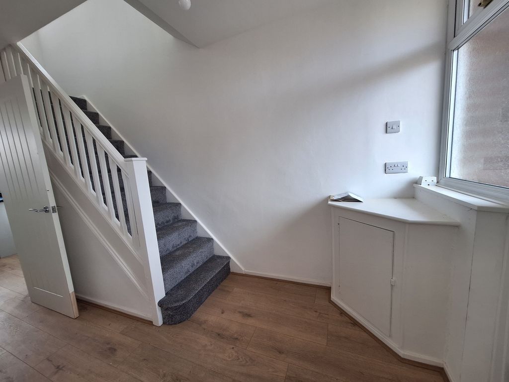 Property photo 2 of 11 Hallway